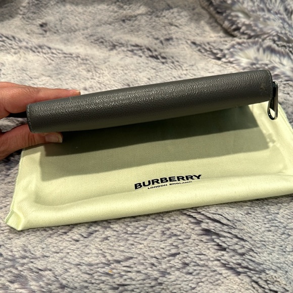 Burberry LG Zig Branded Wallet, w/5 pockets & 12 card slots - Picture 3 of 8